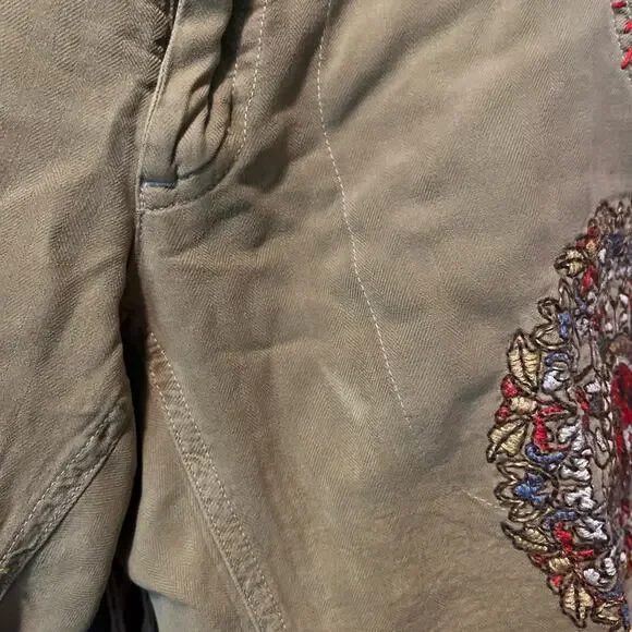 Da-Nang Tan Cargo Shorts with Embroidery - Picture 2 of 4